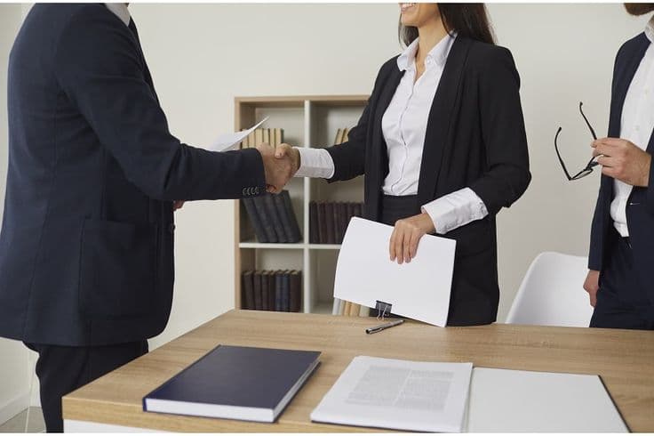 Poignée de main entre un entrepreneur et un formaliste MyLegal